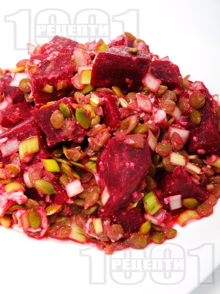 Руска салата от варено червено цвекло, сирене, праз лук и тиквени семки - снимка на рецептата
